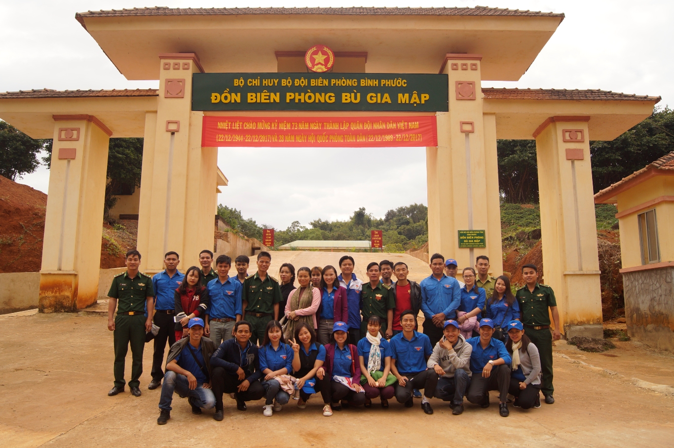 HUYỆN ĐOÀN BÙ GIA MẬP THĂM, TẶNG QUÀ ĐỒN  BIÊN PHÒNG BÙ GIA MẬP