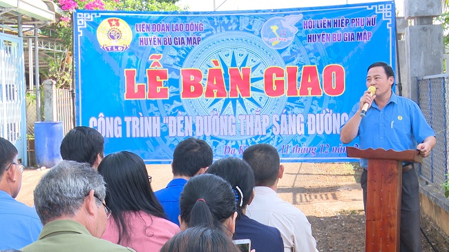 Liên Đoàn Lao Động New88w
 Trao Tặng Công Trình “Thắp Sáng Đường Quê”