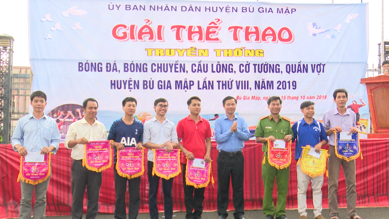 TRAO HƠN 60 GIẢI CHO CÁC ĐƠN VỊ THAM GIA GIẢI THỂ THAO TRUYỀN THỐNG 2019