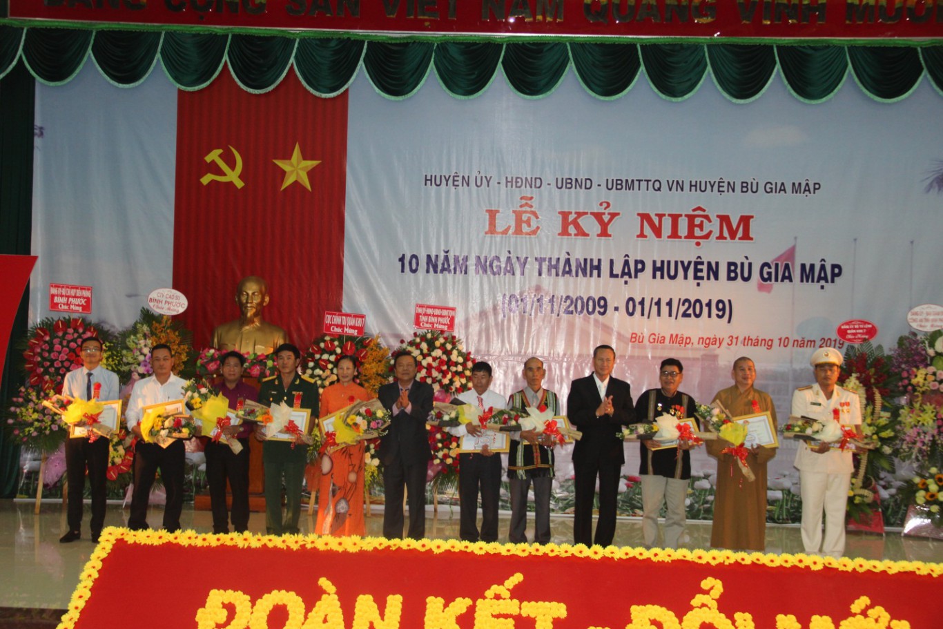 Thầy Phạm Văn Tín (ngoài cùng bên trái) được New88w
 tuyên dương “công dân Bù Gia Mập ưu tú” nhân kỷ niệm 10 năm thành lập huyện