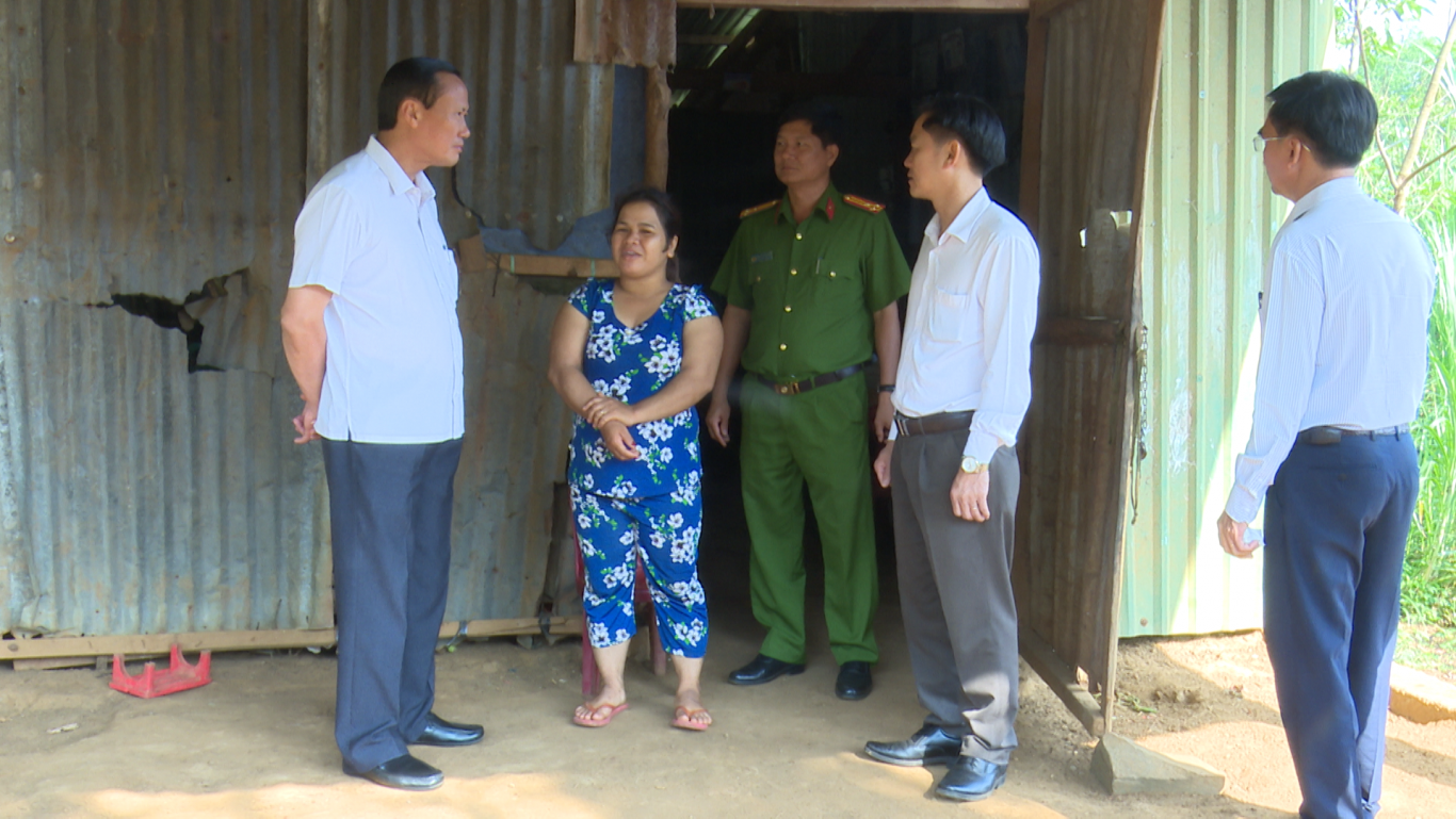 ĐOÀN LÃNH ĐẠO HUYỆN KIỂM TRA, RÀ SOÁT NHU CẦU CÁC HỘ DÂN NGHÈO