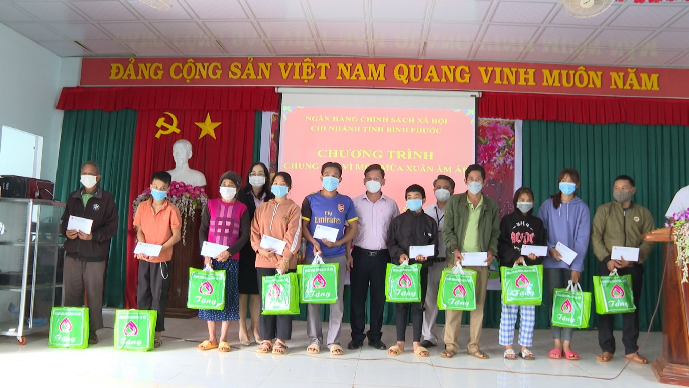 NGÂN HÀNG CSXH CHI NHÁNH BÌNH PHƯỚC TRAO QUÀ TẠI BÙ GIA MẬP