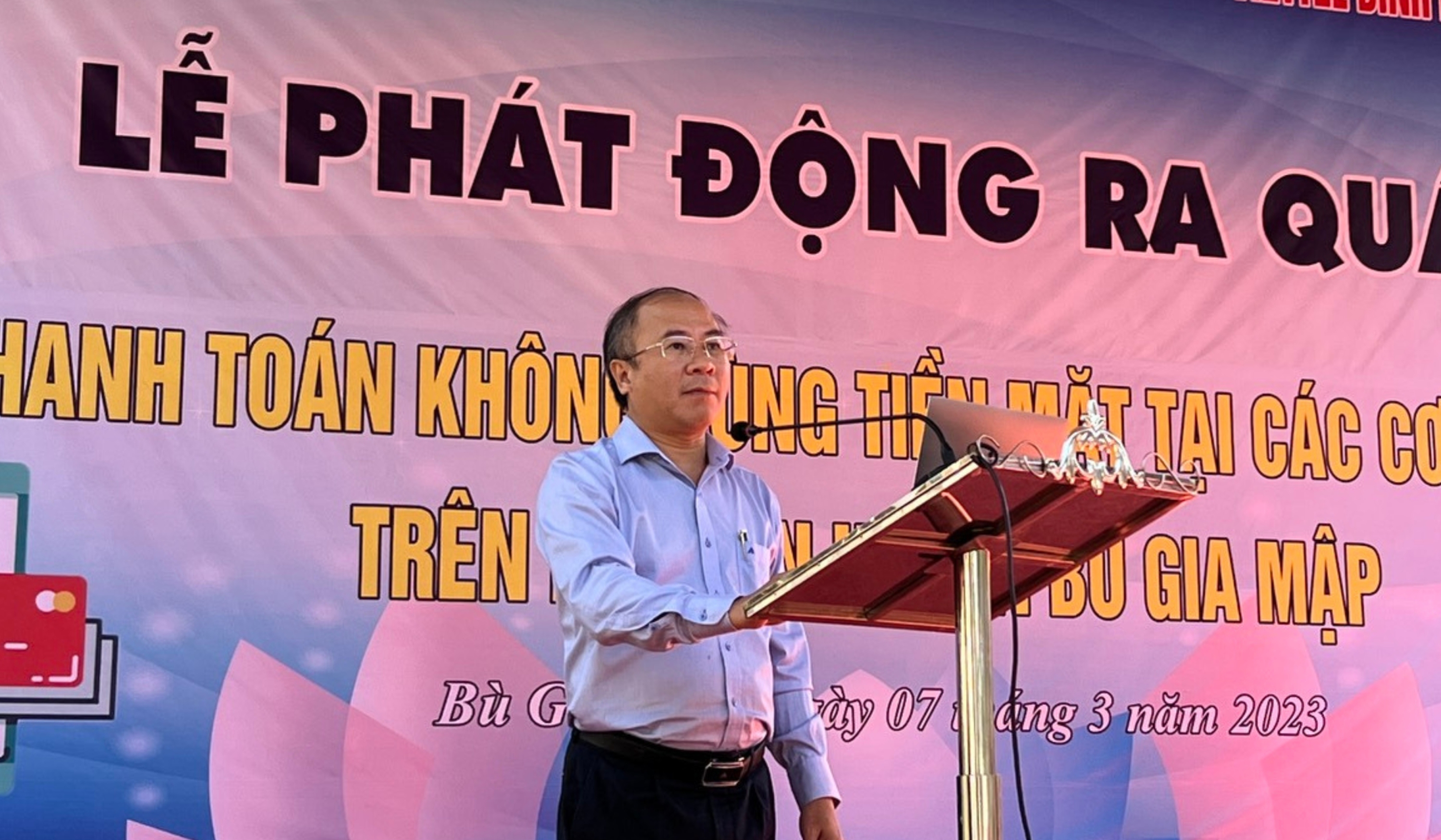 khong dung tien mat 1